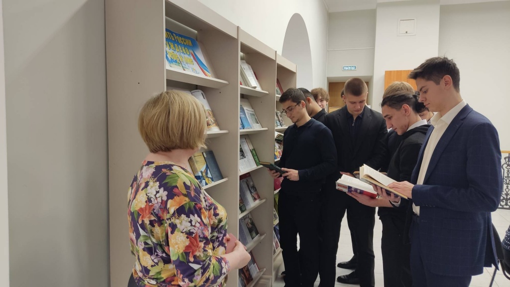 Книжная выставка «Служить России суждено тебе и мне» к Всероссийскому дню призывника