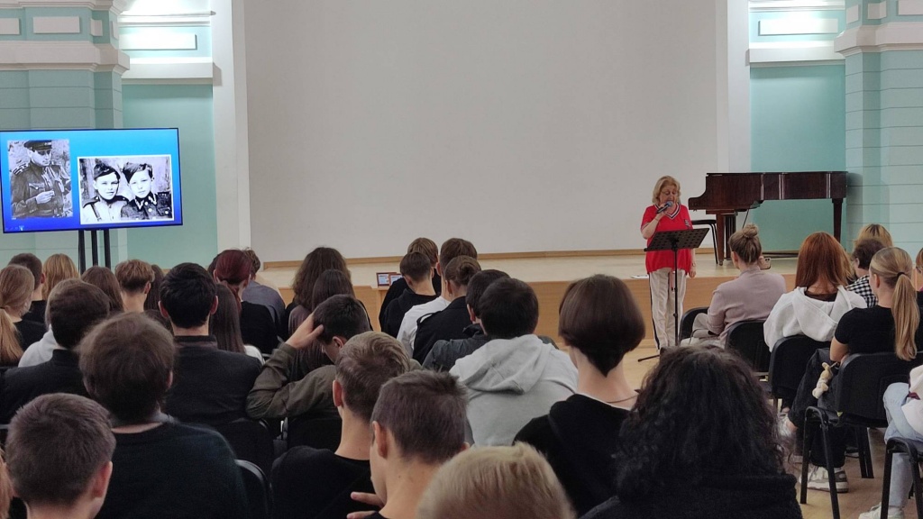 В библиотеке прошёл вечер-размышление «Валентин Катаев. “Сын полка”» по «Пушкинской карте»