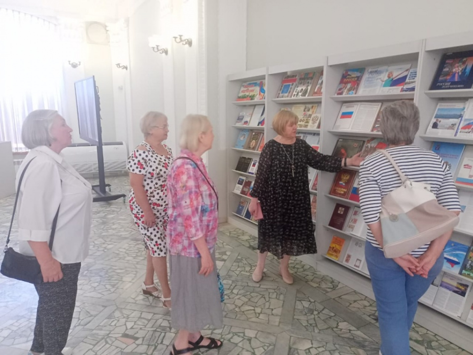 Книжная выставка «Гордо реет над Россией: ко Дню Государственного флага РФ»