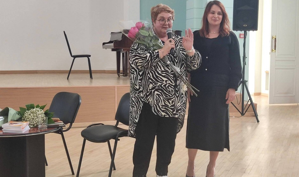 В библиотеке прошла презентация нового сборника стихов О. Гришаниной «Дарю души своей тепло»