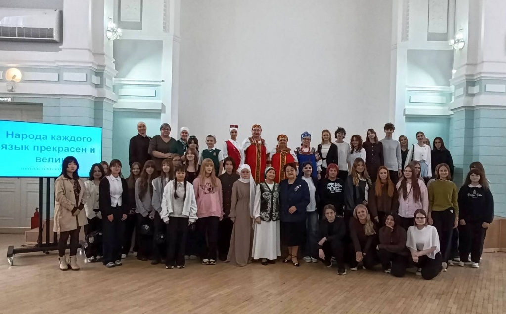 В библиотеке прошёл лингвистический вечер «Народа каждого язык прекрасен и велик»