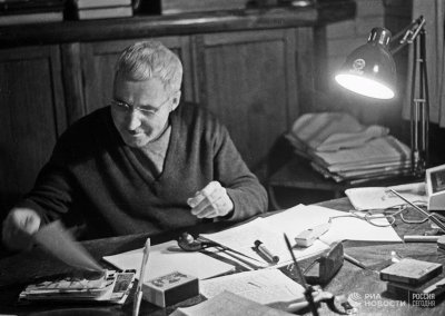 Книжная выставка «Писатель огненных лет: к 110-летию со дня рождения К. М. Симонова»