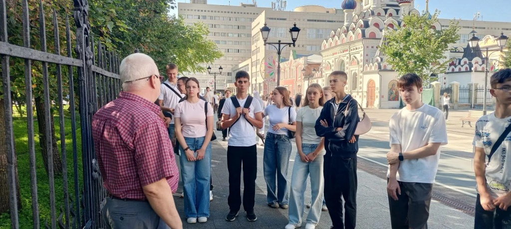 День знаний с Пушкинской картой: как одиннадцатиклассники школы п. Дубки раскрывали тайны улицы Волжской
