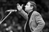 Вечер-размышление «Не откажусь от каждой строчки прошлой»: к 90-летию со дня рождения А. А. Вознесенского